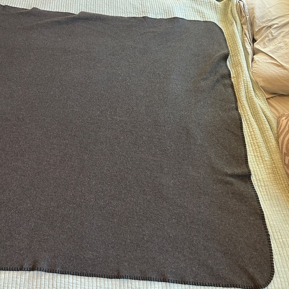 Idina Menzel Grey Blanket - Picture 5 of 9